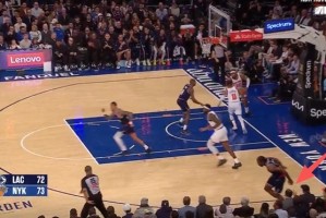 船记：小卡在对阵尼克斯比赛中踩到了场边球迷 导致右脚踝扭伤